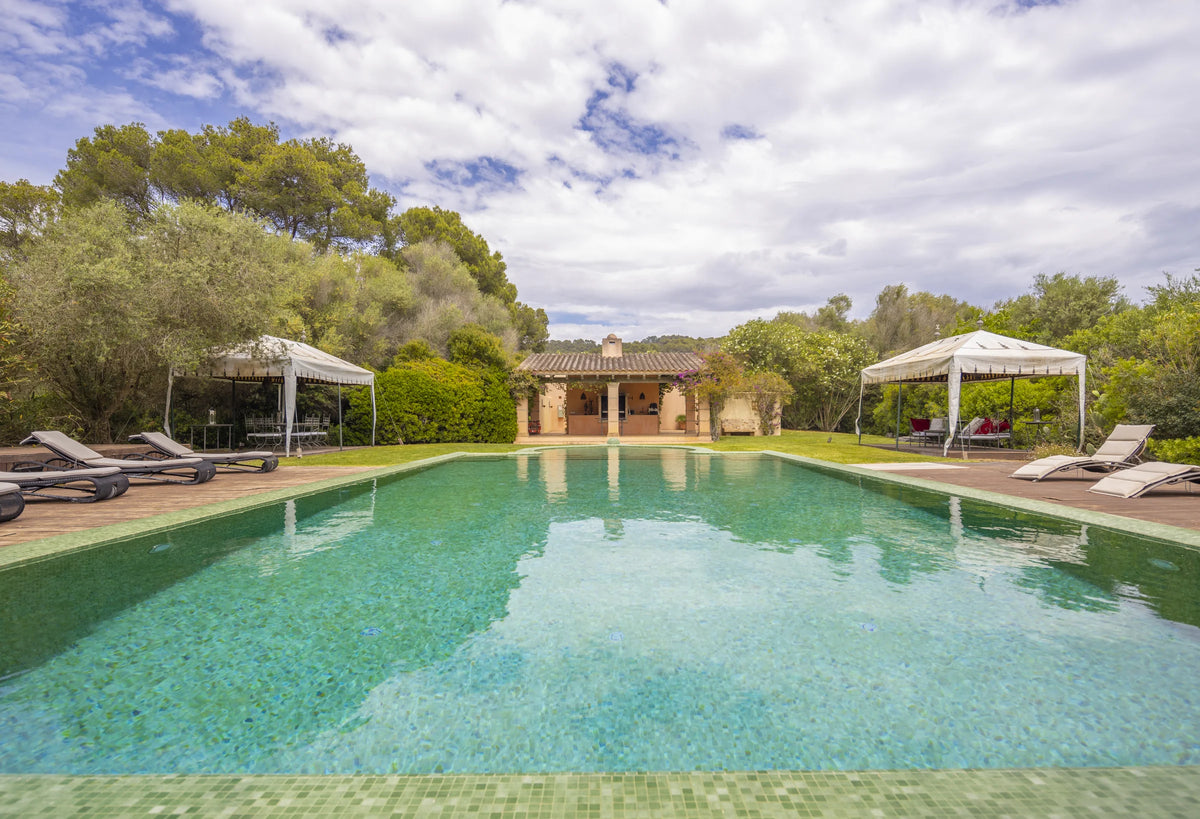 Private pool of the Arabic House with sun loungers