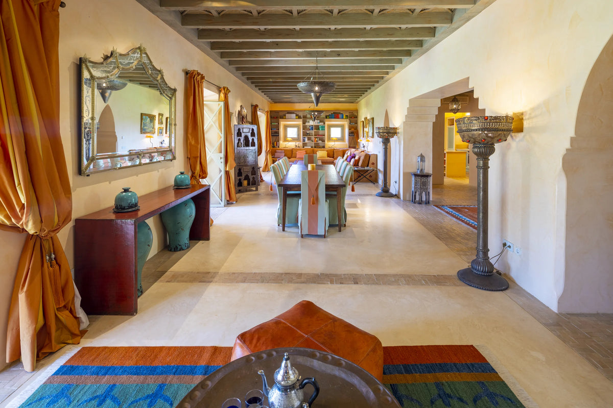 Salón morisco de la Casa Árabe con una larga mesa de comedor, faroles y arcos tallados