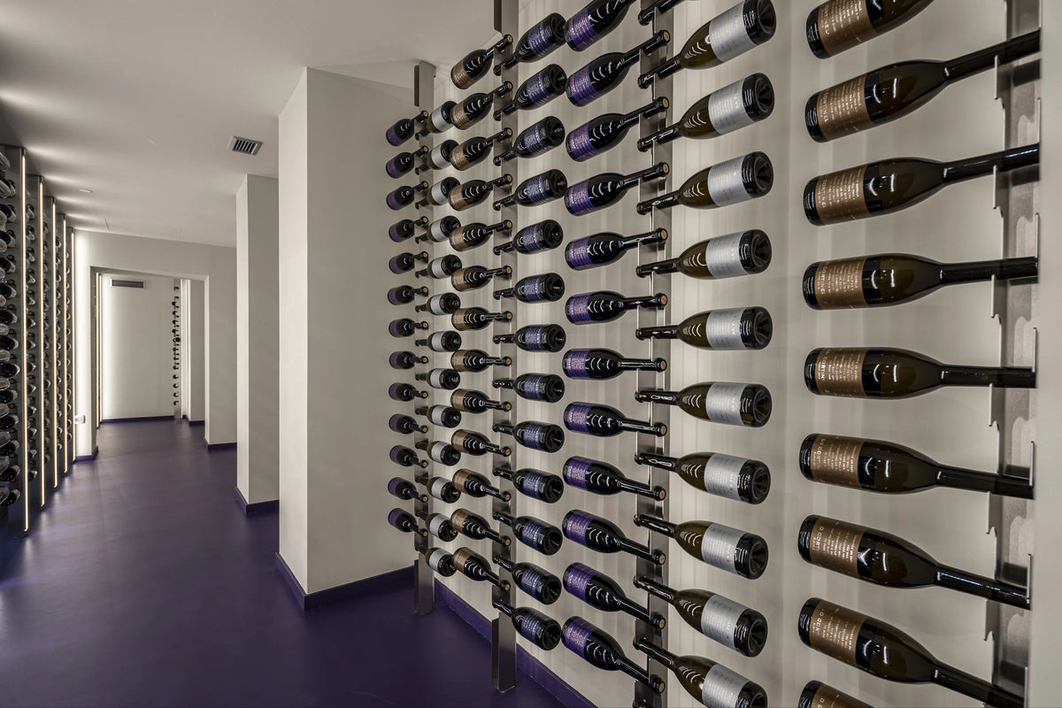 Pared de botellas de Es Fangar en la vinoteca