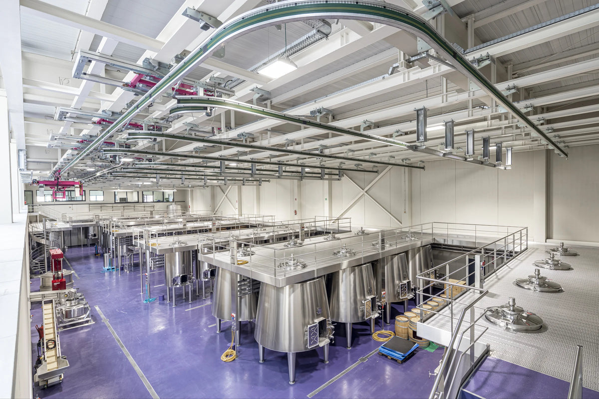 Produktionshalle mit den Deckenschienen der Schwerkraftmethode